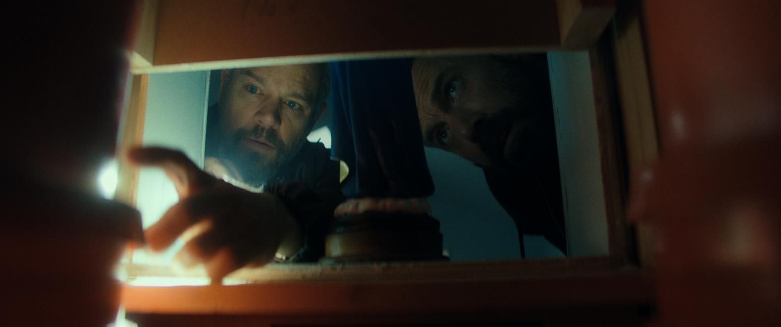 Netflix divulga as primeiras imagens de Dinheiro Suspeito, novo filme com Ben Affleck e Matt Damon