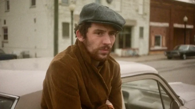 Leia a crítica do filme The Mastermind (2025) - Flixlândia