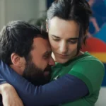 Leia a crítica do filme Uma Mulher Diferente (2025) - Flixlândia