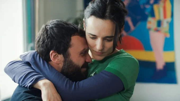 Leia a crítica do filme Uma Mulher Diferente (2025) - Flixlândia