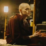 Bugonia 2025 final explicado do filme com Emma Stone Flixlândia