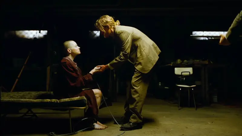 Bugonia resenha crítica do filme com Emma Stone 2025 Flixlândia (1)