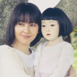 Leia a crítica do filme Dollhouse (2025) - Flixlândia