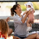 Mãe Fora da Caixa resenha crítica do filme 2025 Flixlândia