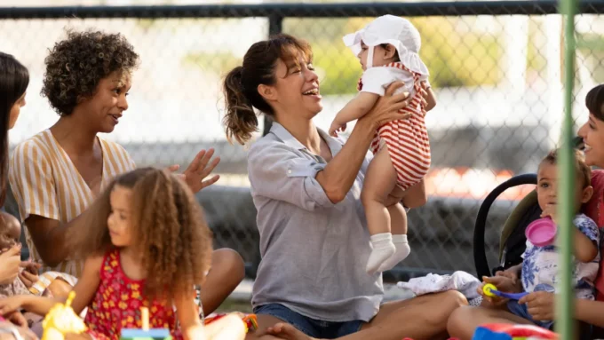 Mãe Fora da Caixa resenha crítica do filme 2025 Flixlândia