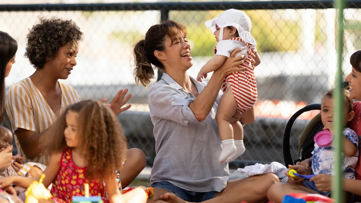 Mãe Fora da Caixa resenha crítica do filme 2025 Flixlândia