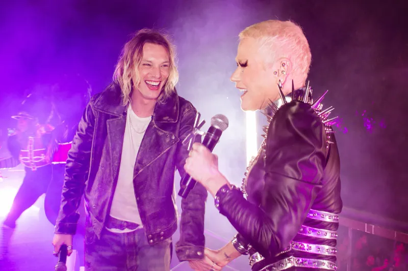 Xuxa e Jamie Campbell Bower, o Vecna, no "Parada Estranha" (Foto: Netflix / Divulgação)