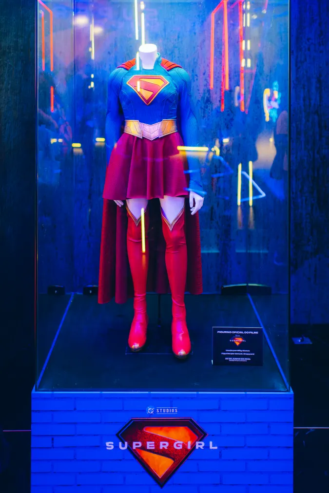 Supergirl na CCXP 2025 Warner expõe uniforme original do filme no estande do estúdio confira