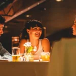 Entre Nós Uma Dose Extra de Amor resenha crítica do filme 2025 Flixlândia