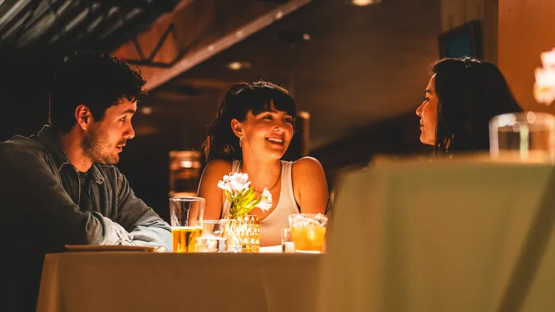 Entre Nós Uma Dose Extra de Amor resenha crítica do filme 2025 Flixlândia