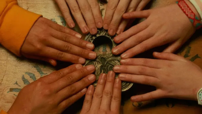 Quer Brincar de Gracie Darling 2025 resenha crítica da série Netflix Flixlândia (1)