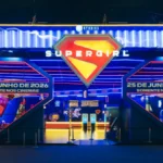 Supergirl na CCXP 2025 Warner expõe uniforme original do filme no estande do estúdio confira