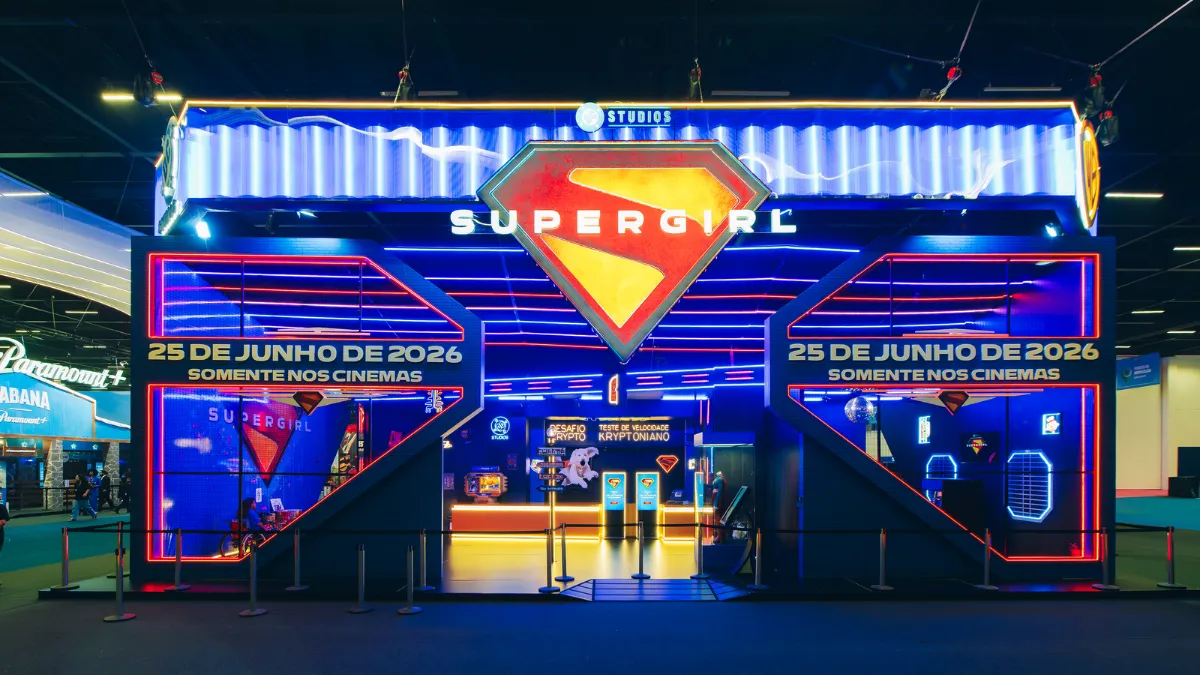 Supergirl na CCXP 2025 Warner expõe uniforme original do filme no estande do estúdio confira