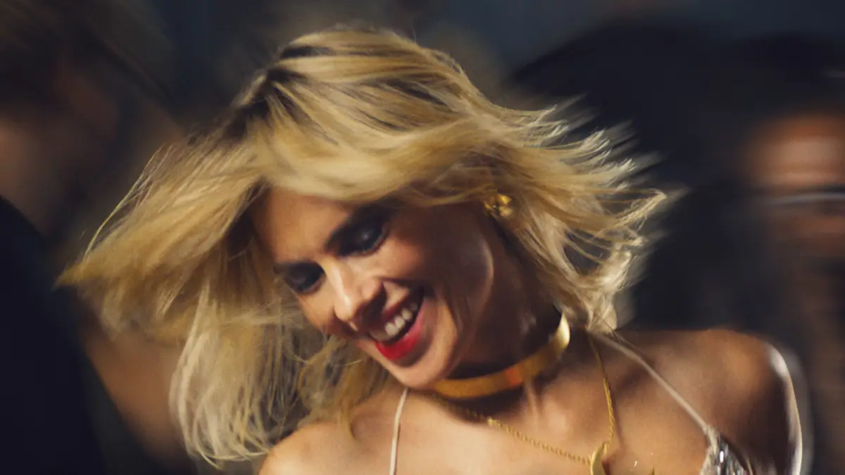 Descontrole (Des)controle 2026 2025 resenha crítica do filme brasileiro com Carolina Dieckmmann Flixlândia