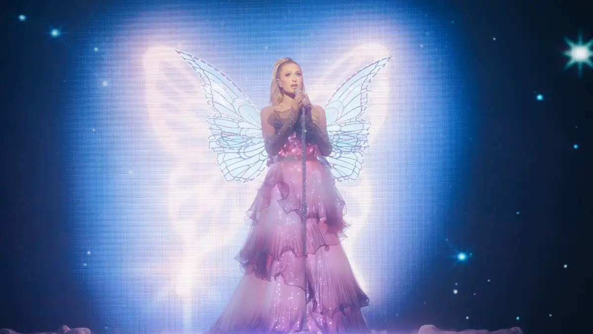 Infinite Icon Uma Memória Visual crítica do documentário sobre Paris Hilton Flixlândia