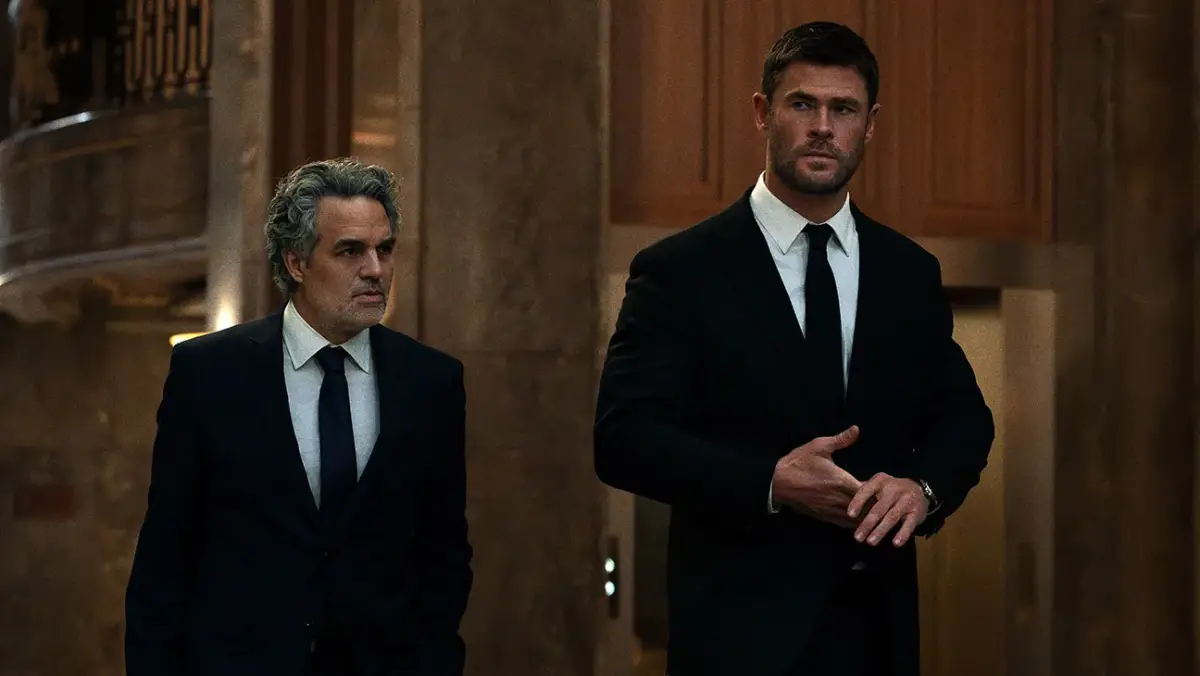 resenha crítica do filme Caminhos do Crime (Crime 101), suspense de 2026 com Chris Hemsworth, Halle Berry e Mark Ruffalo (1)