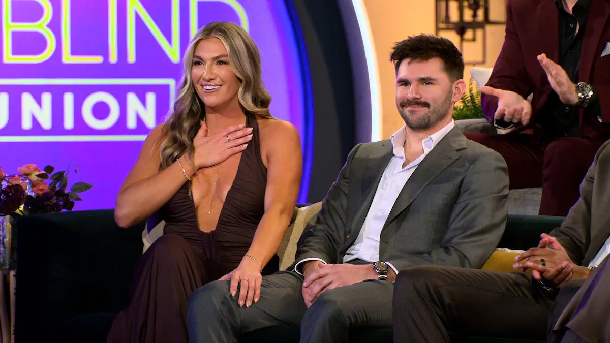 Bri e Connor: juntos, mas no tempo deles (Foto: Netflix / Divulgação)