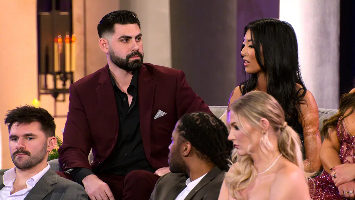 Acordo feito (e desfeito) nos bastidores entre Emma e Mike (Foto: Netflix / Divulgação)