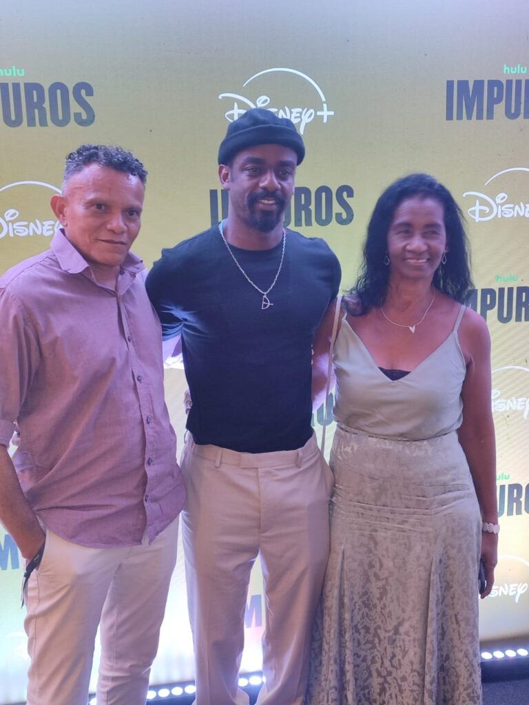 O ator Raphael Logam e os pais - Flixlândia