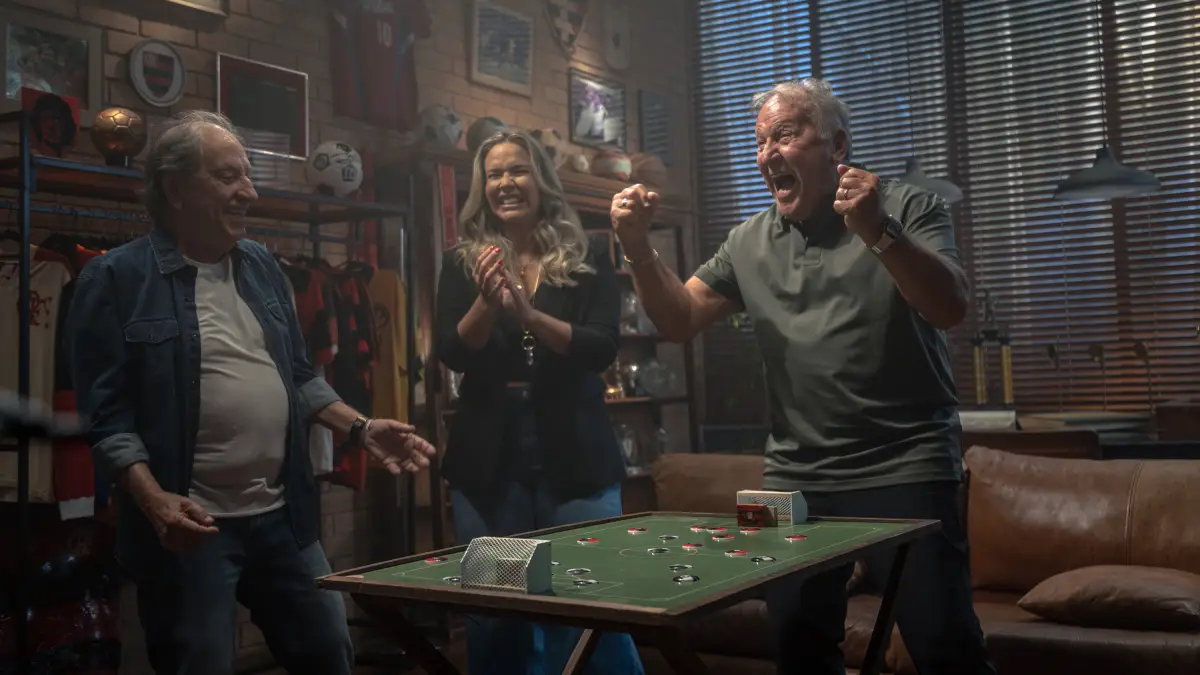 Zico O Samurai de Quintino crítica do documentário 2026 - José Carlos Araújo, Daniela Boaventura e Zico_Crédito Peter Wrede - Flixlândia