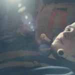 Alice Englert com a roupa de astronauta em cena da série Cidade das Estrelas do Apple TV de 2026