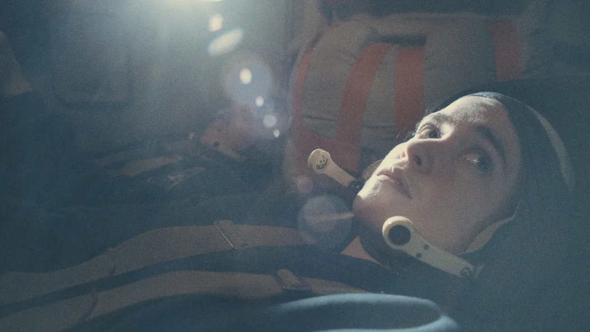 Alice Englert com a roupa de astronauta em cena da série Cidade das Estrelas do Apple TV de 2026