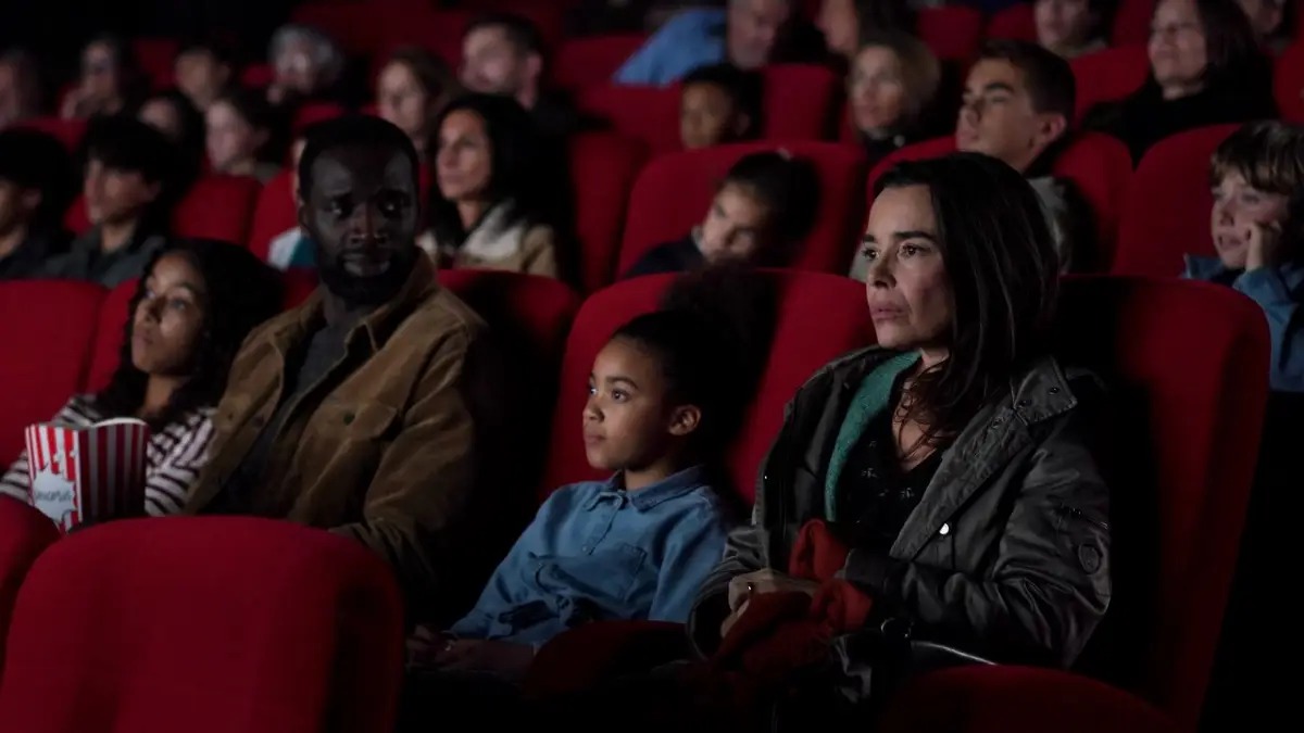 Atores se olham dentro do cinema em cena do filme francês Fora de Controle de 2026