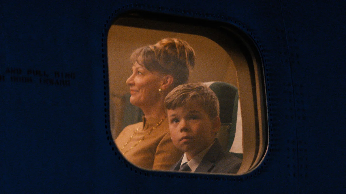 Clark Shotwell e Kelly Eviston-Quinnett em cena de Aventuras nas alturas do filme do Apple TV