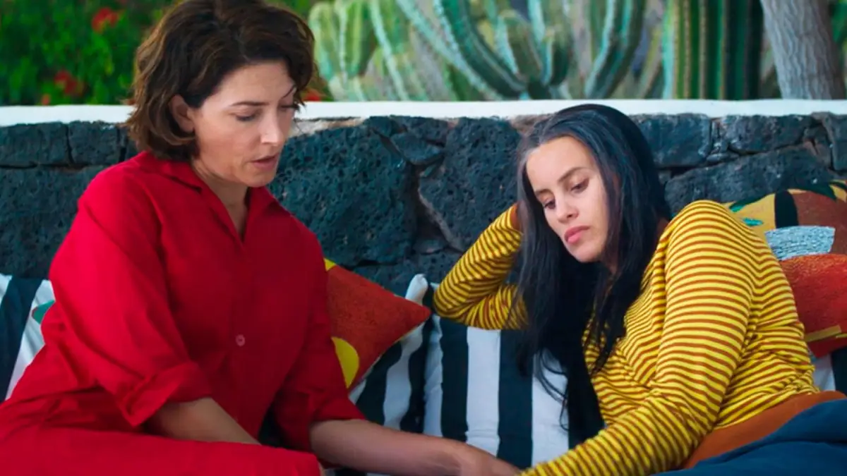 Duas mulheres conversam sentadas em um sofá em cena do filme Natal Amargo, de Pedro Almodóvar, de 2026