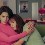 Duas mulheres se abraçam em cena do filme Natal Amargo, de Pedro Almodóvar, de 2026