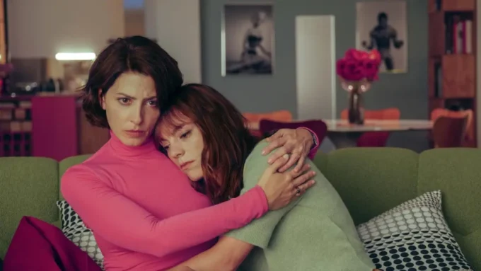 Duas mulheres se abraçam em cena do filme Natal Amargo, de Pedro Almodóvar, de 2026