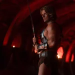 He-Man empunha a espada em cena do filme Mestres do Universo de 2026