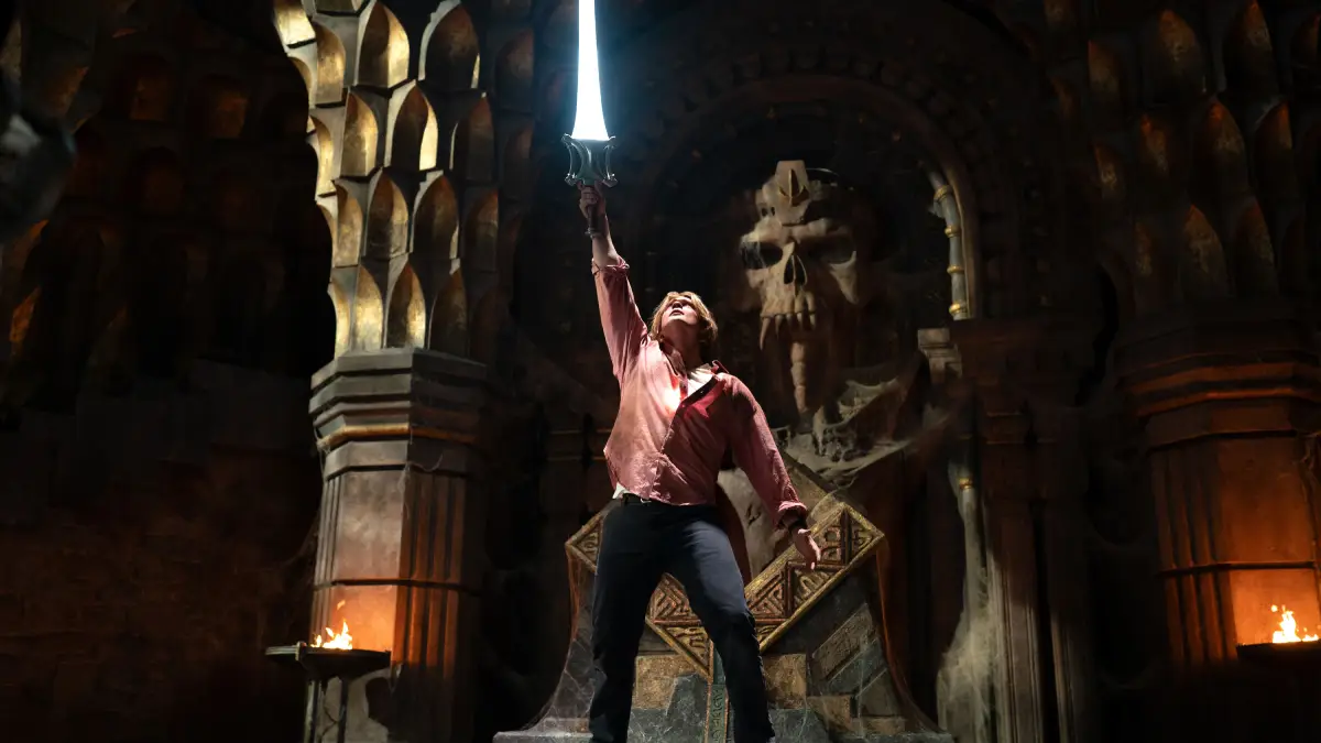 He-Man levanta a espada em cena do filme Mestres do Universo de 2026