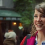 Leyla Taylan (Serenay Sarıkaya), protagonista da temporada 3 da série Próximo, da Netflix, sorrindo para um homem - Flixlândia
