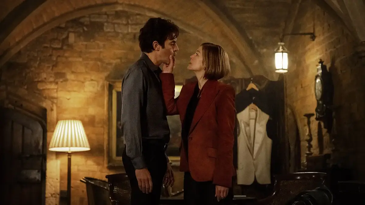 Mulher coloca a mão no queixo de homem em cena tensa do filme Primeiro das Damas da Netflix (1)