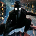 Nicolas Cage com o uniforme do personagem Spider-Noir em cima de um prédio com gotas de chuva em cena da série do Prime Video de 2026