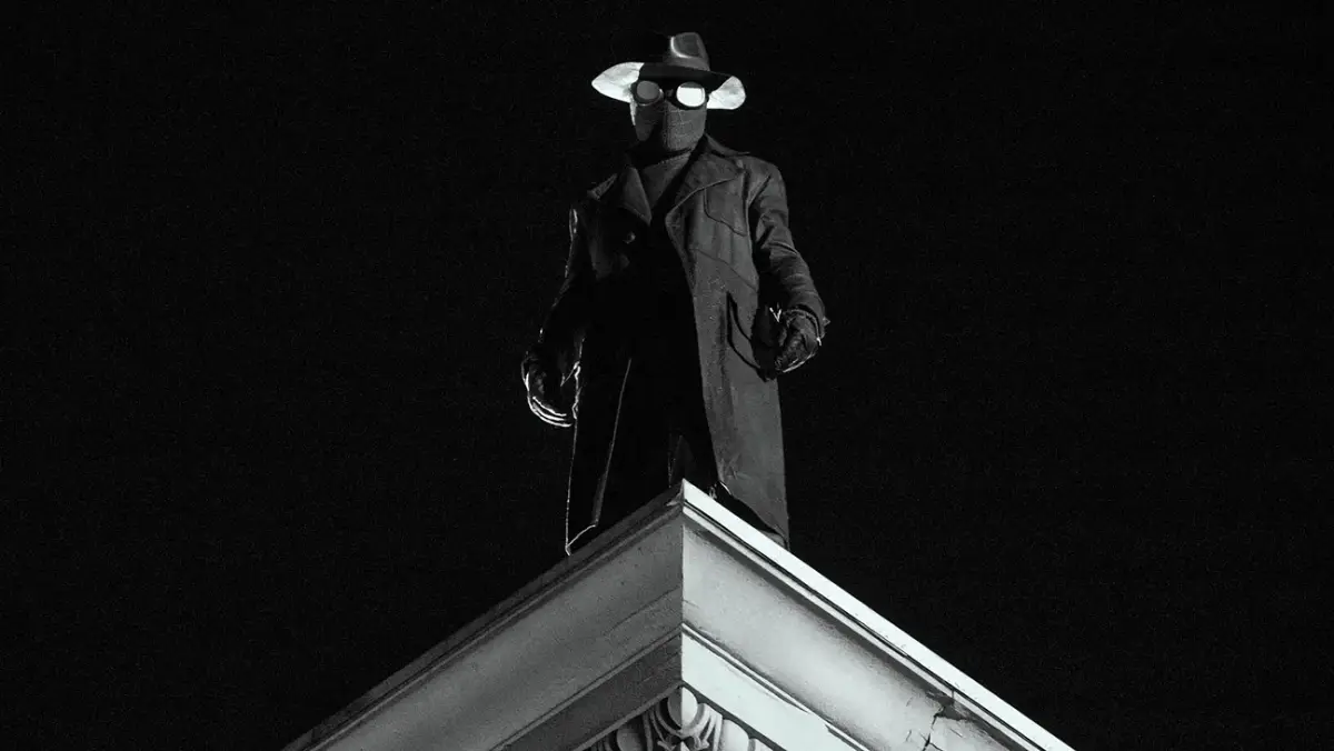 Nicolas Cage com o uniforme do personagem Spider-Noir em cima de um prédio em cena da série do Prime Video de 2026 (1)