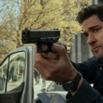 Personagem Tom Clancy, interpretado por John Krasinski, segurando um revólver em cena do filme Jack Ryan - Guerra Fantasma (1)