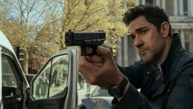 Personagem Tom Clancy, interpretado por John Krasinski, segurando um revólver em cena do filme Jack Ryan - Guerra Fantasma (1)