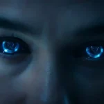 Personagem da série Futuro Deserto da Netflix com os olhos robóticos iluminados de azul (1)