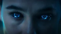 Personagem da série Futuro Deserto da Netflix com os olhos robóticos iluminados de azul (1)