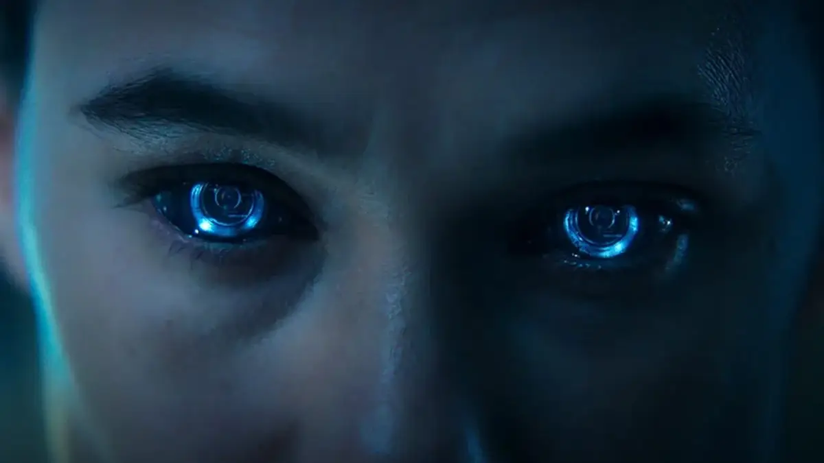 Personagem da série Futuro Deserto da Netflix com os olhos robóticos iluminados de azul (1)