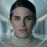 Personagem da série Futuro Deserto da Netflix de frente para uma tela