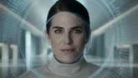 Personagem da série Futuro Deserto da Netflix de frente para uma tela