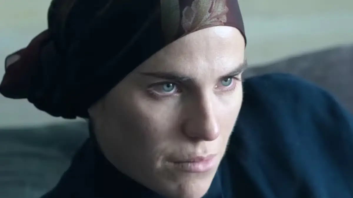 Personagem da série Futuro Deserto da Netflix olhando fixo para frente com uma touca na cabeça