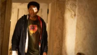 Personagem da série Origem com curativo no olho na temporada 4 da série do Globoplay - Flixlândia
