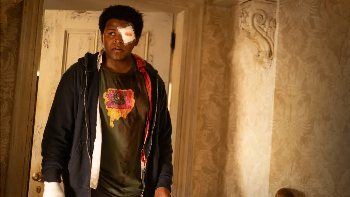 Personagem da série Origem com curativo no olho na temporada 4 da série do Globoplay - Flixlândia
