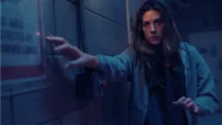 Personagem da série Origem olhando de forma tensa na temporada 4 da série do Globoplay - Flixlândia