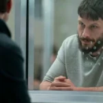 Personagem na cadeia em cena da série Pela Metade da HBO Max de 2026 (1)