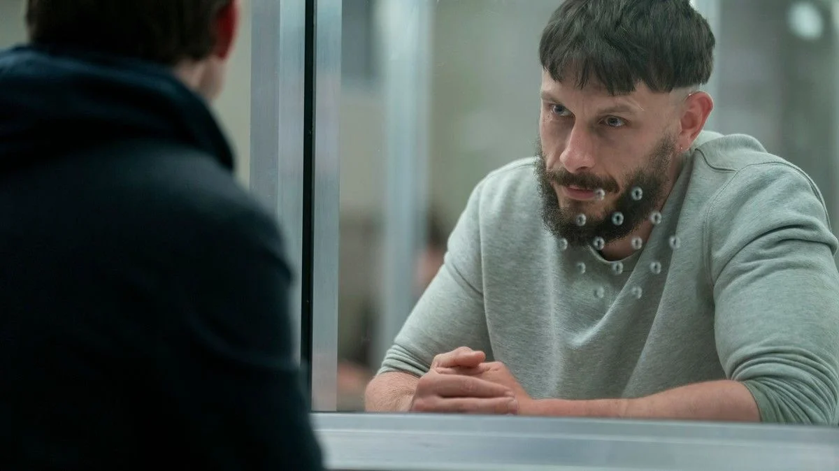 Personagem na cadeia em cena da série Pela Metade da HBO Max de 2026 (1)